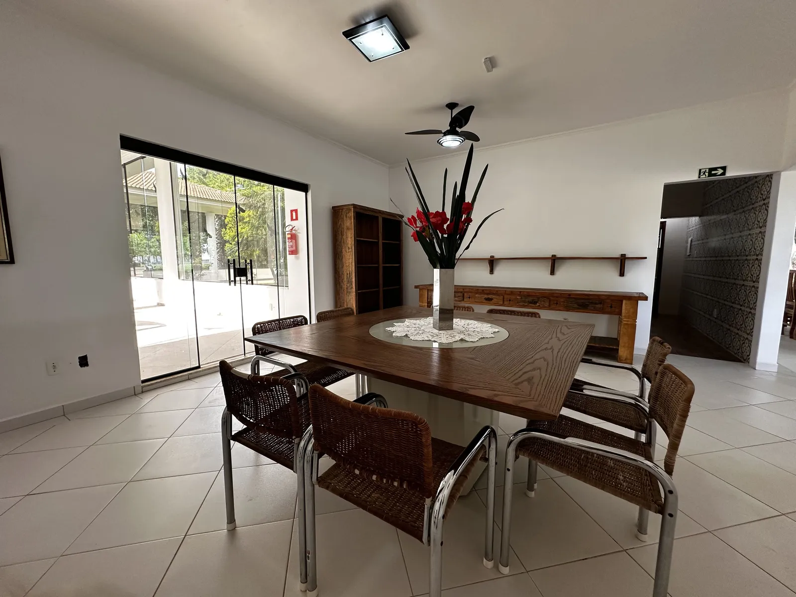 Sala interna do Espaço Paris com mesa de madeira e aparador rústico