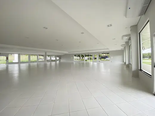 Salão amplo, claro e envidraçado do Espaço T-33