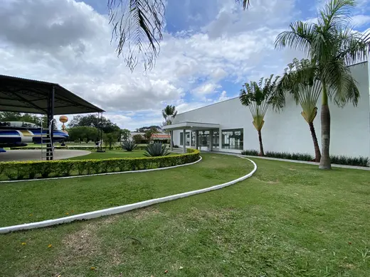 Jato T-33 sob cobertura própria ao lado do salão branco da Fazenda