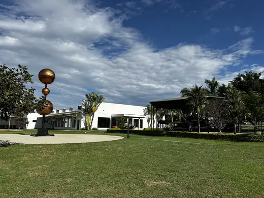 Monumento Del Fiol: três esferas de cobre sobre estrutura metálica