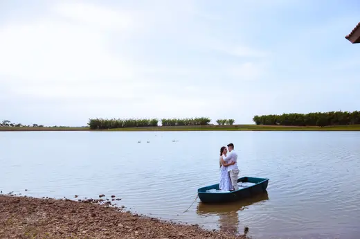 Ensaio de casal em barco sobre o lago da Fazenda